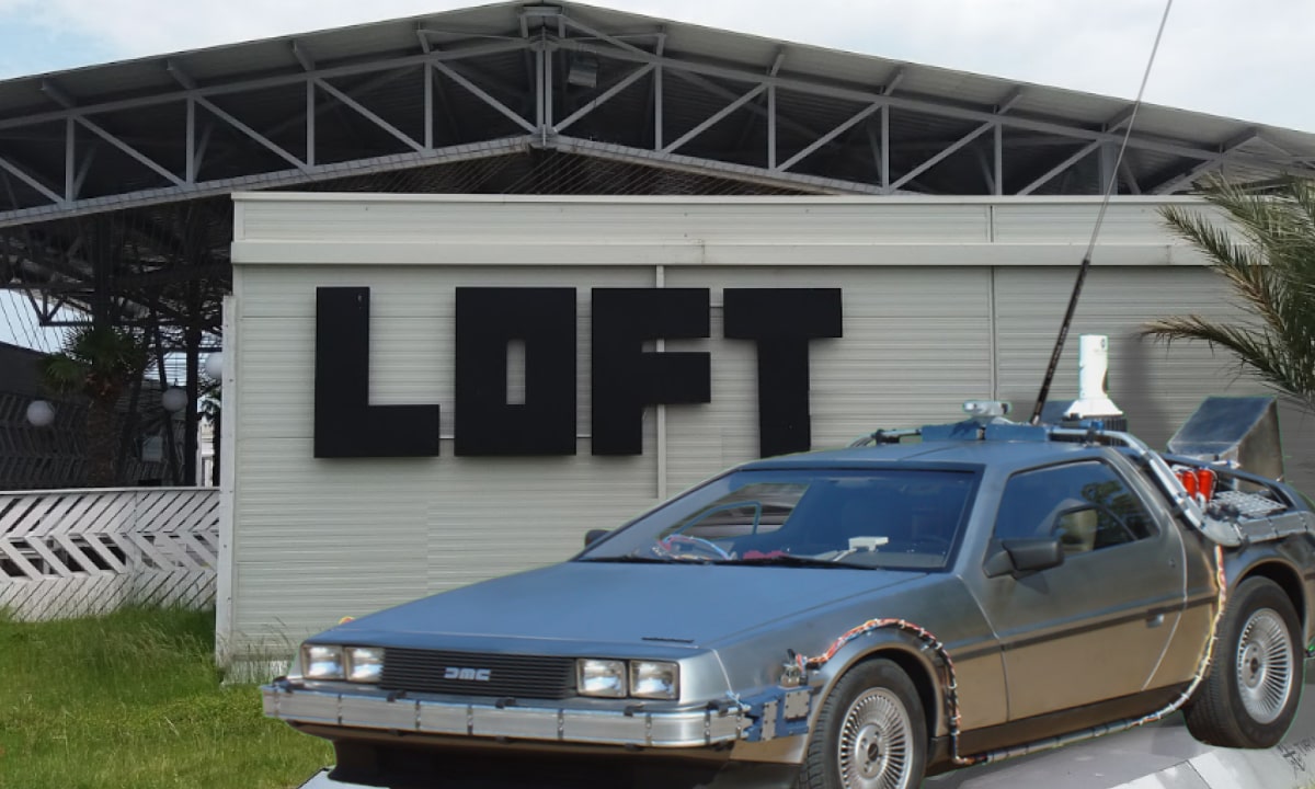 Sunt şanse! DeLorean-ul lui Marty McFly văzut în parcare la Loft.