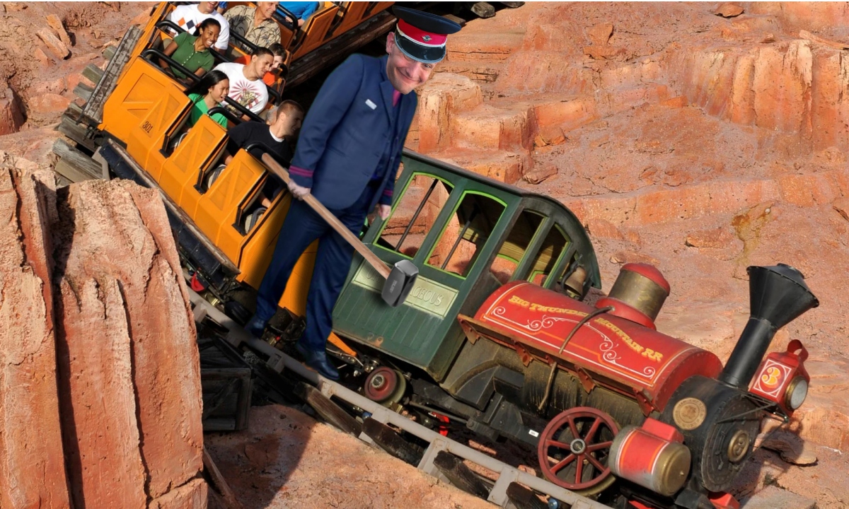 Disneyland: Trenuleţul în care s-a urcat un mecanic CFR are întârziere. 